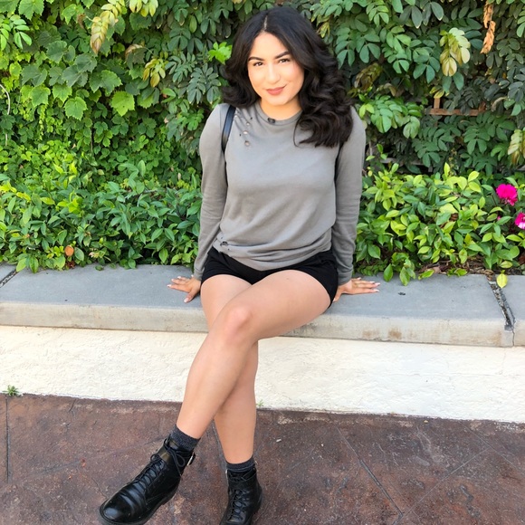 Meet your Posher, Ariana - Picture 1 of 1